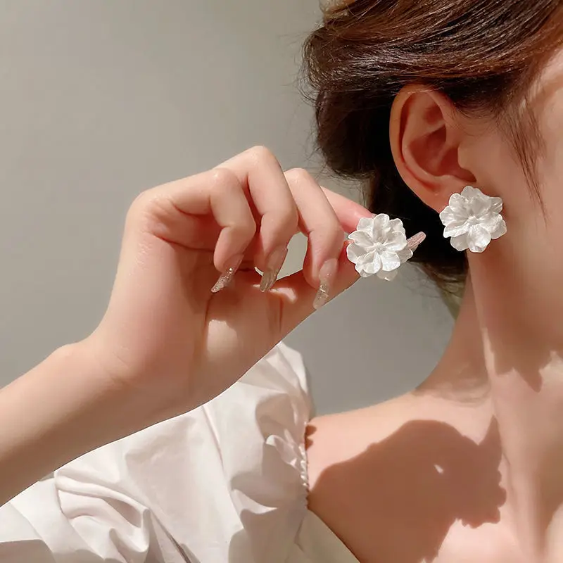 חם מכירה גדול פרח לבן הרבעה עגילים לנשים 2023 חדש מודרנית קוריאנית בני נוער חמוד אופנה ילדה מסיבת תכשיטים אביזרים מתנה . ' - ' . 2