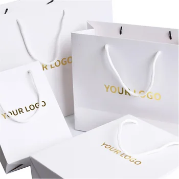 סיטונאי 500pcs/Lot מותאמים אישית שקיות קניות עבור ביגוד זהב מודפס לוגו עיצוב לבן קרטון נייר אריזה עבור הקמעונאי
